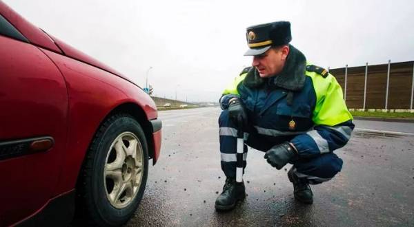 На 2000 рублей: в "Росасфальте" предложили штрафовать водителей за использование шипованных шин летом