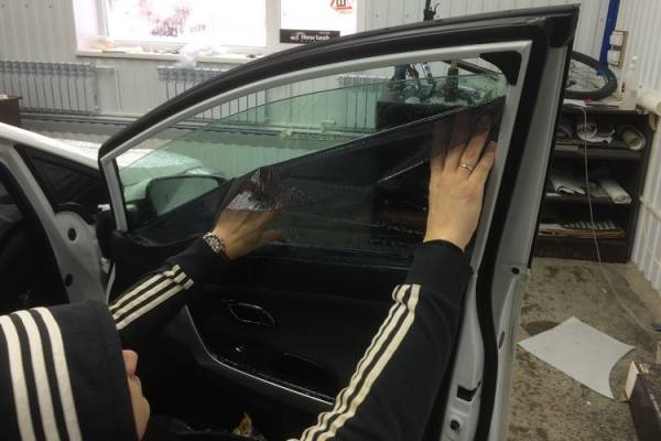 В Москве за неправильную тонировку оштрафовали 17 тысяч водителей: как сделать тонировку своими руками без ошибок