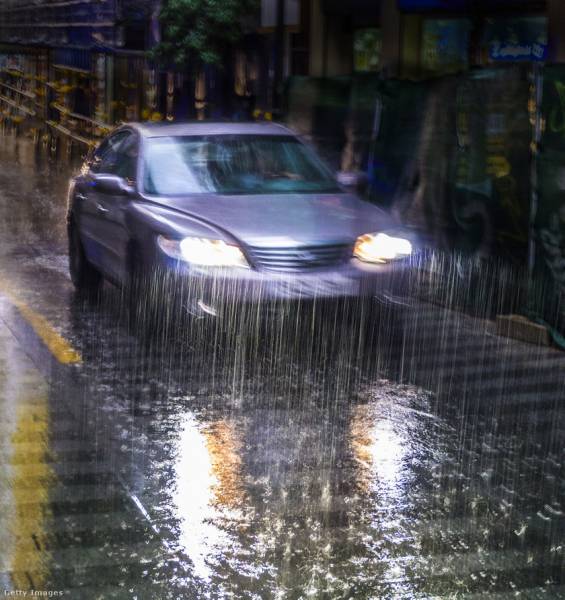 Вождение в дождь: аквапланирование, люки и другие неприятные сюрпризы на дорогах