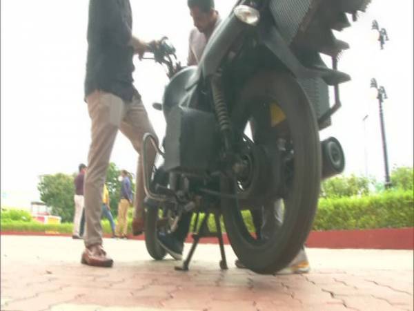 Простая идея: студенты из Индии собрали мотоцикл, работающий на бензине и электричестве