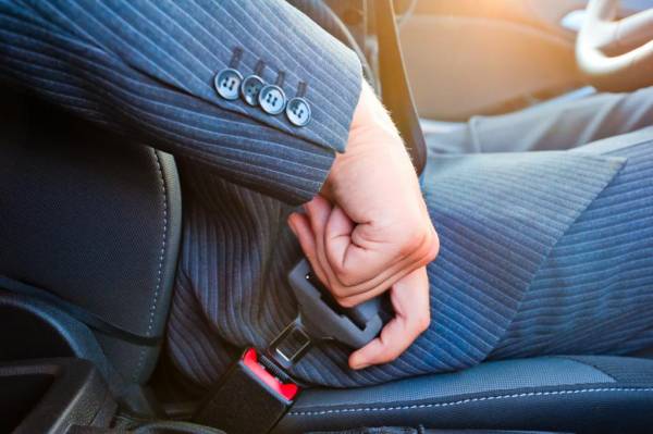 Верхняя часть ремня безопасности не должна касаться шеи: пристегиваемся в автомобиле правильно
