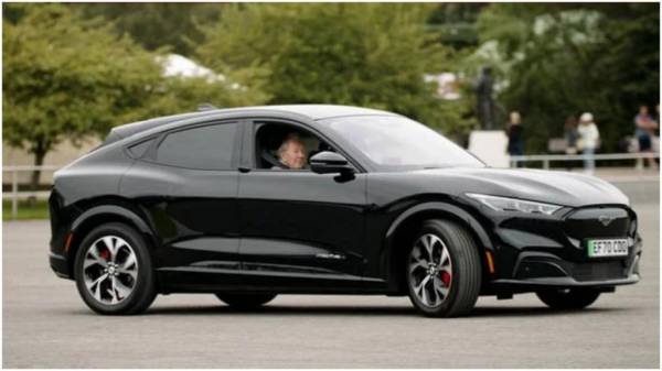 Компания Ford решила порадовать 101-летнего автолюбителя, дав ему погонять на электрокаре Mustang Mach-E