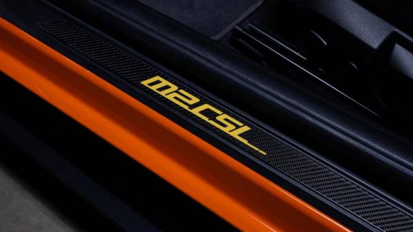 Компания Topaz представила BMW M2 CSL Turbomeister Edition: авто окрасили в оранжевый и черный цвета, сделали надписи на кузове