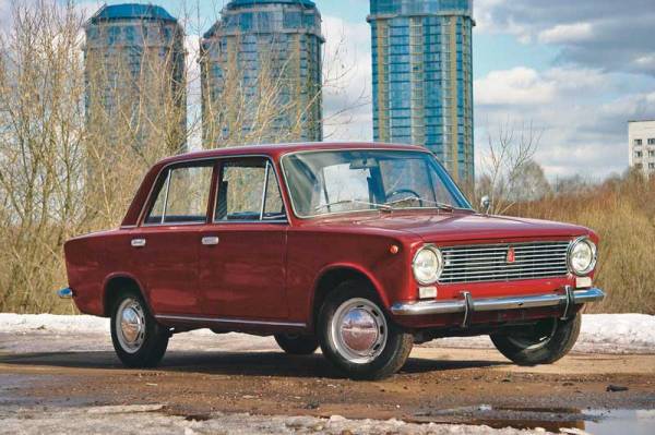 Неубиваемая "копейка": российский автомобилист путешествует по стране на 50-летнем ВАЗ-2101