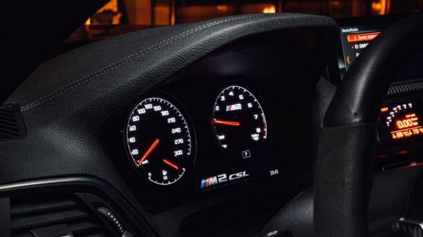 Компания Topaz представила BMW M2 CSL Turbomeister Edition: авто окрасили в оранжевый и черный цвета, сделали надписи на кузове