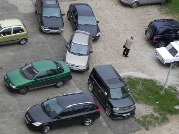 Расчет на то, что в замешательстве никто не будет разбираться: как обманывают водителей на парковках (5 схем мошенников)