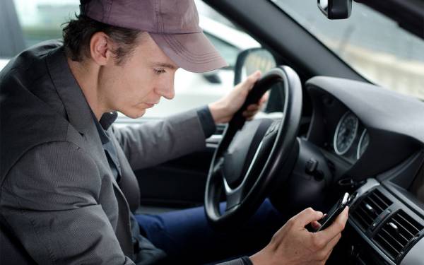 За рулем автомобиля опасен не смартфон в руке, а сам факт разговора