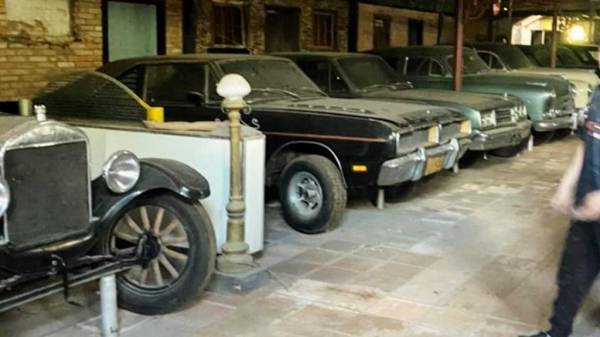 Бразилия: подростки пробрались в заброшенное здание и нашли настоящую коллекцию автомобилей начиная с 1920 года выпуска