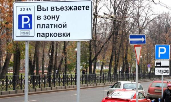 Российские автовладельцы начали получать новые штрафы: какая "ловушка" поджидает на платной парковке