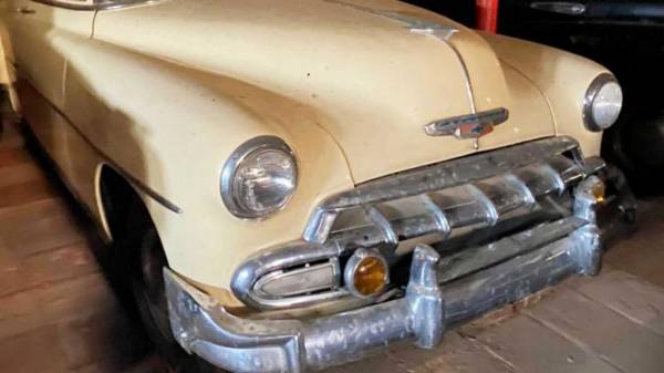 Бразилия: подростки пробрались в заброшенное здание и нашли настоящую коллекцию автомобилей начиная с 1920 года выпуска
