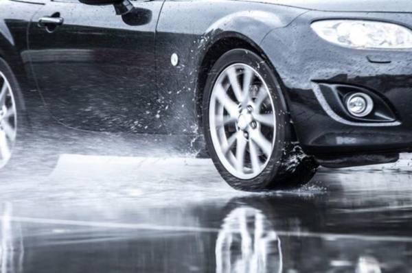 Осенняя эксплуатация автомобиля: как подготовить «ласточку» к сезону дождей. Следует прочистить отверстия, куда стекает вода со стекол и крыши