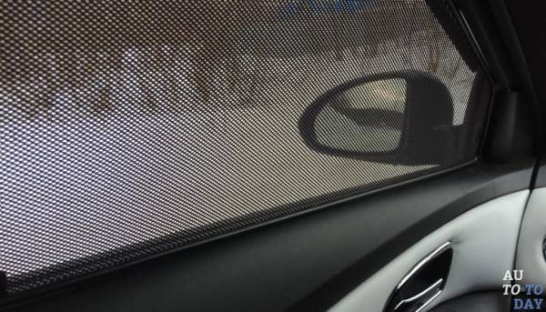 Шторки и сетки на стеклах авто под запретом. ГИБДД наказывает водителей за самовольную установку этих аксессуаров