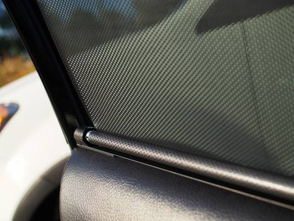 Шторки и сетки на стеклах авто под запретом. ГИБДД наказывает водителей за самовольную установку этих аксессуаров