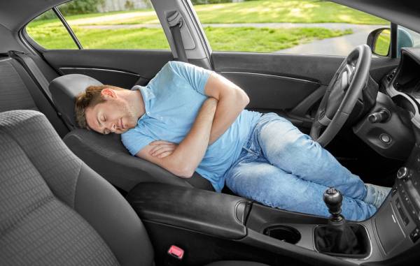 Как и выспаться в машине, и обезопасить себя от неприятностей: советы автомобилистам
