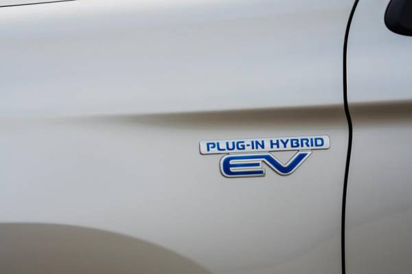 Более мощный двигатель плюс больший аккумулятор: новый Mitsubishi Outlander PHEV будет значительно улучшен