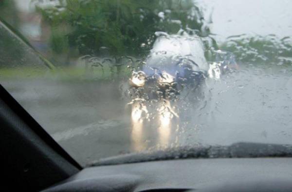 Инспекторы ГИБДД: во время дождя езда на автомобиле чрезвычайно опасна