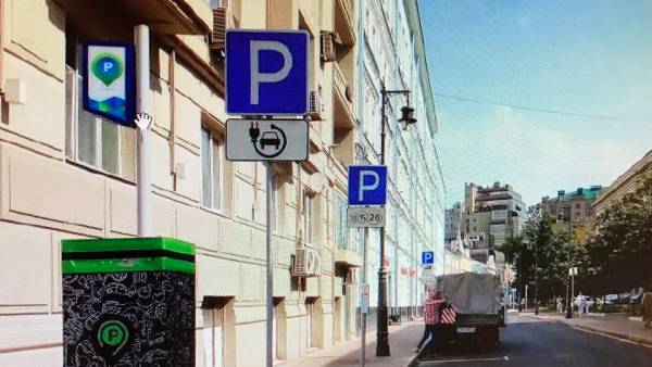Под этим знаком машинам с бензиновым мотором парковаться не стоит: штраф – 2500 рублей