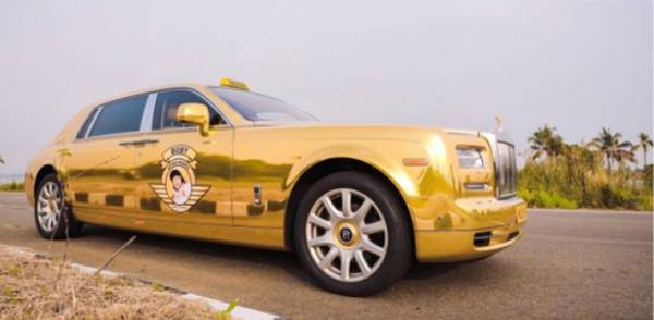 Индия: бизнесмен превратил Rolls-Royce в такси с логотипом своей компании и покрасил его в золотой цвет