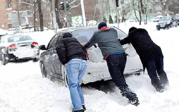 Если автомобиль зимует на улице: главные советы о том, как ухаживать за ним в холода