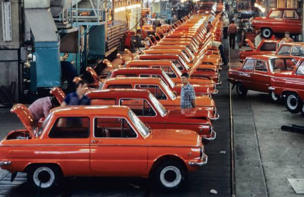 60 лет назад Запорожский завод «Коммунар» выпустил первую партию малолитражных легковых автомобилей «Запорожец». А что с «горбатым» сейчас?