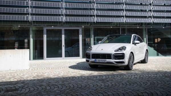 Больше на 30 %: модели Porsche Cayenne E-Hybrid 2021 года получат большие батареи и увеличенный запас хода