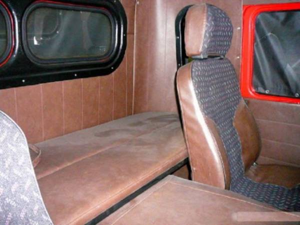 Инженеры Ульяновского автозавода еще в СССР создали уникальный автомобиль УАЗ-39095 со спальным местом. Из-за удлиненной кабины народ прозвал машину «Головастиком»