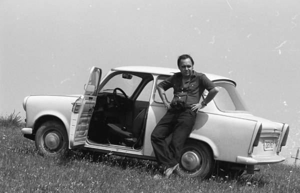 Жители ГДР гордо позировали рядом со своим любимым «Трабантом»: культовая машина на фотографиях