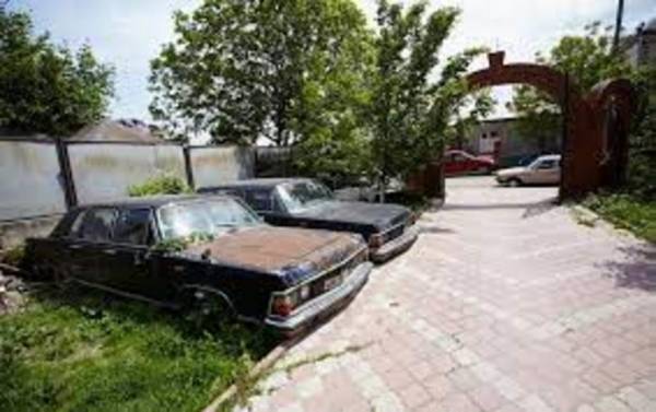 Цыганский барон из Молдавии собрал коллекцию авто времен СССР
