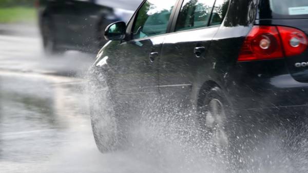 Инспекторы ГИБДД: во время дождя езда на автомобиле чрезвычайно опасна