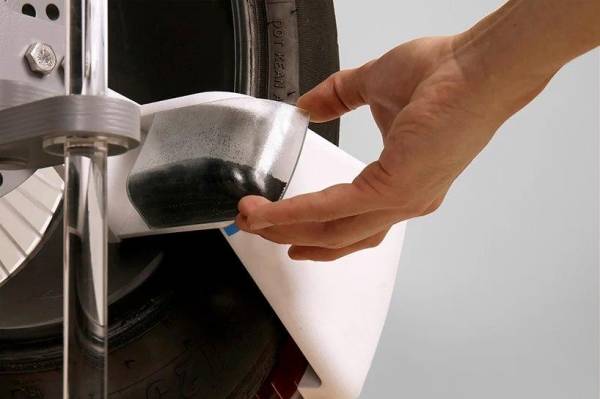 Микропластик от шин автомобилей теперь может улавливаться специальным прибором, который изобрели британские студенты