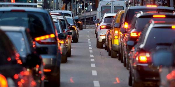 Дорогу дачникам: аналитики назвали самые сложные дни для столичных водителей