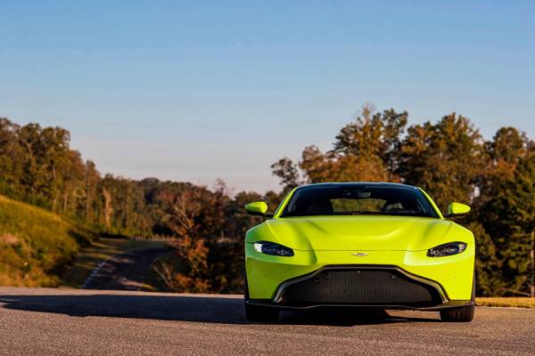 Более дружелюбный вид: Aston Martin предлагает на выбор несколько решеток радиатора для нового Vantage