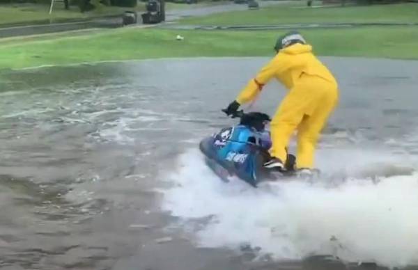 Благодаря сильному ливню мужчина смог покататься на водном мотоцикле прямо посреди улицы (видео)