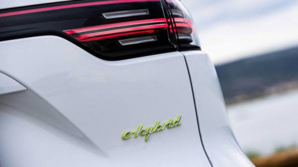 Больше на 30 %: модели Porsche Cayenne E-Hybrid 2021 года получат большие батареи и увеличенный запас хода