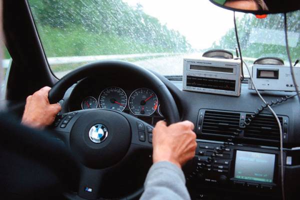 Для устойчивого движения автомобиля, поворотов вправо и влево без крена водитель должен научиться правильно удерживать руль в руках