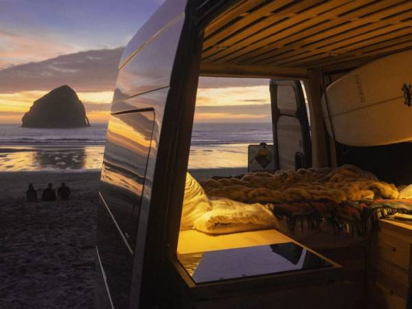 Фотограф живет в фургоне площадью 6 кв.м, но даже в нем он спит на кровати king-size: заглянем внутрь