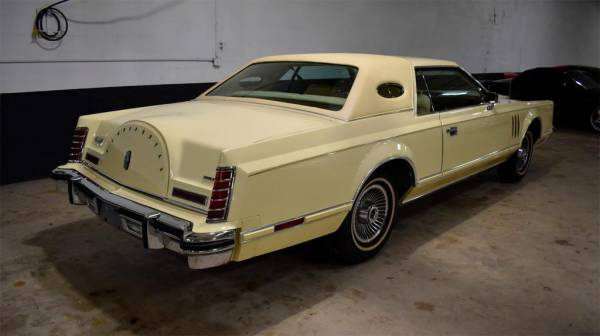 На аукционе Mecum выставлены на продажу два автомобиля Lincoln Continental 1979 года выпуска