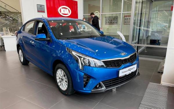 На российский рынок привезли новые седаны Kia Rio 2023 года