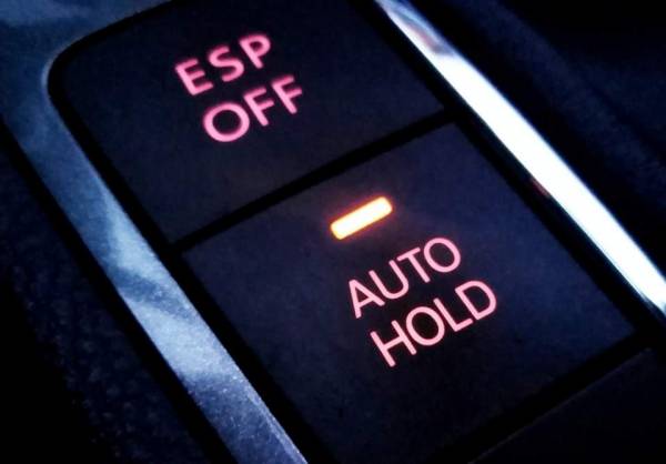 Кнопка AUTOHOLD в автомобиле: для чего она нужна и какие функции выполняет