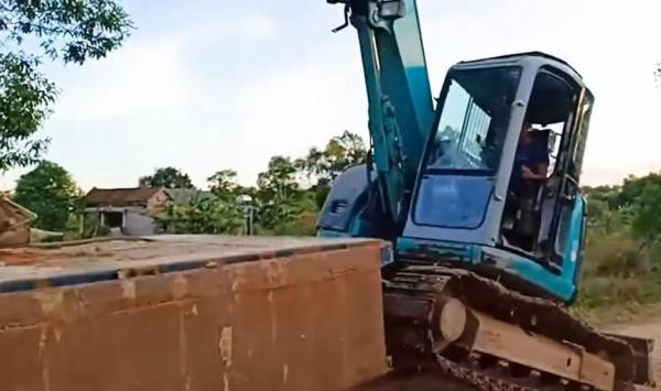 Экскаватор самостоятельно погрузился на платформу грузовика при помощи ковша: видео