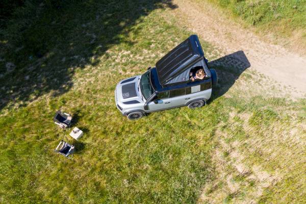 Новый Land Rover Defender обзавелся палаткой на крыше: новый аксессуар понравится путешественникам
