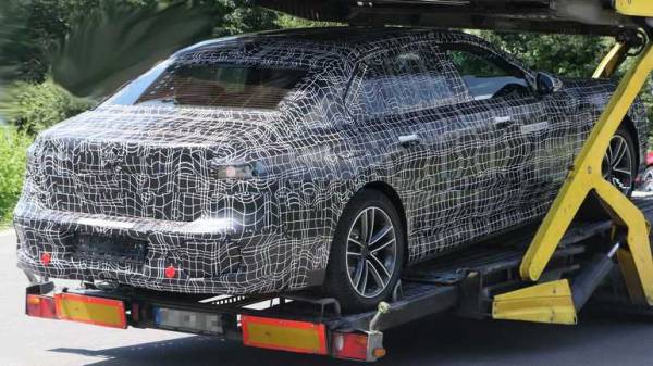 Новейший и самый мощный BMW i7 впервые замечен на тестах: фото