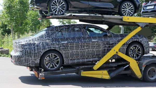 Новейший и самый мощный BMW i7 впервые замечен на тестах: фото