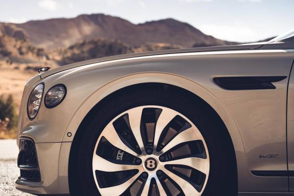 Завоевать рынок ультрароскоши: Bentley представил Flying Spur с 3D-панелями из дерева