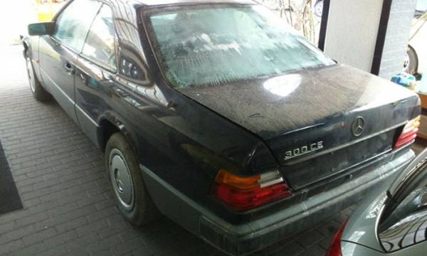 В старом шведском сарае нашли Mercedes 300 CE 1988 года с пробегом всего 98 км