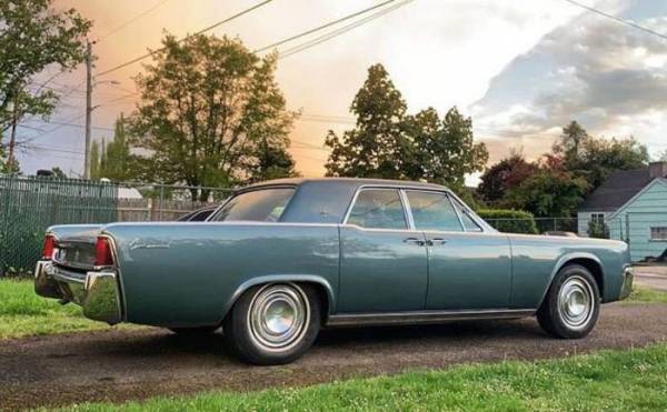 Чтобы спасти великолепный Lincoln Continental 1962 года от лесного пожара, хозяин решил выставить его на продажу