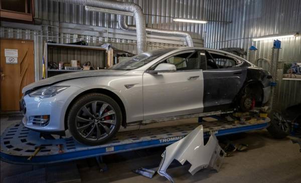 В руки минских механиков попала битая Tesla: новый рычаг, замена двери, покраска и другие работы превратили авто в "конфетку"