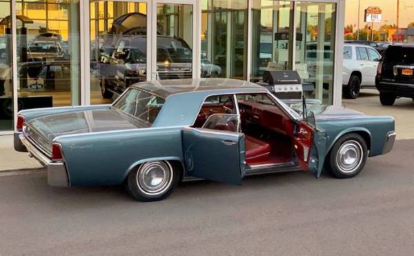 Чтобы спасти великолепный Lincoln Continental 1962 года от лесного пожара, хозяин решил выставить его на продажу