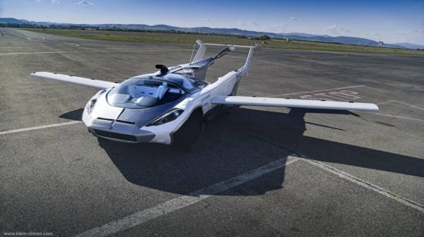 Словацкая компания показала свою новую разработку - летающий автомобиль AirCar (видео)