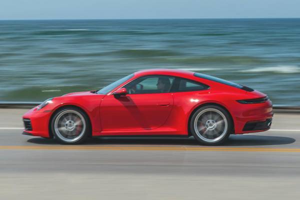 Идеальный кандидат на "электронное" топливо: гибридный Porsche 911 появится в 2024 году